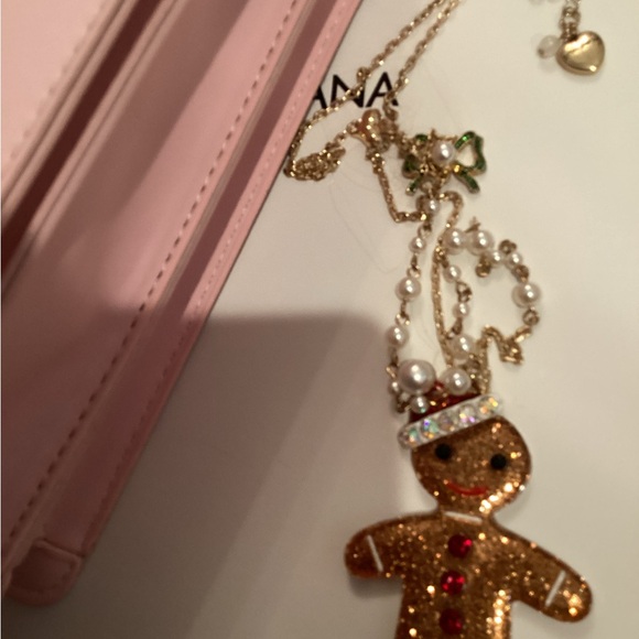 Adorablee gingerbread necklace by Betsy Johnson - Picture 4 of 4